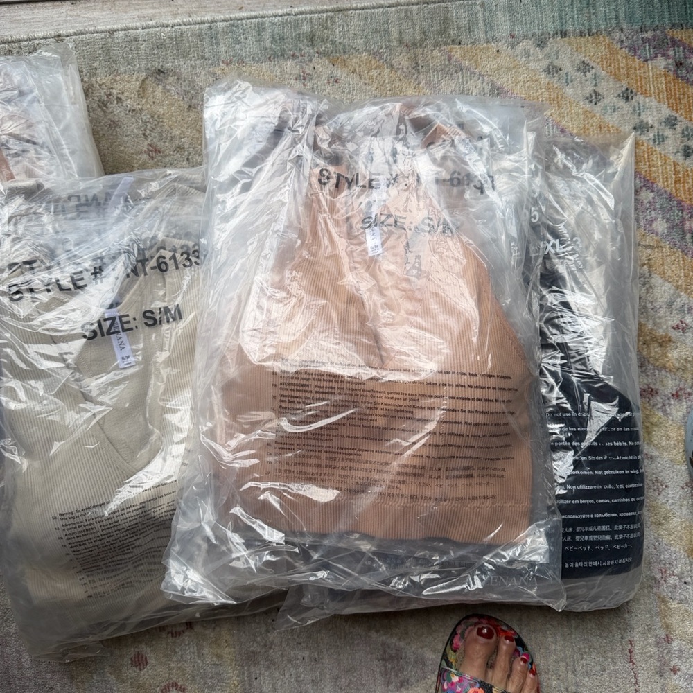 2 for 30$ Beige Mocha Ribbed Zenana Seamless Vee Neck Crop Top & Removable Pads - Picture 5 of 6